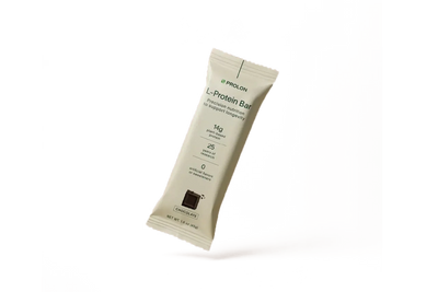 Longevity Protein L-Protein Bar al gusto cioccolato, con proteine vegetali e senza additivi artificiali.