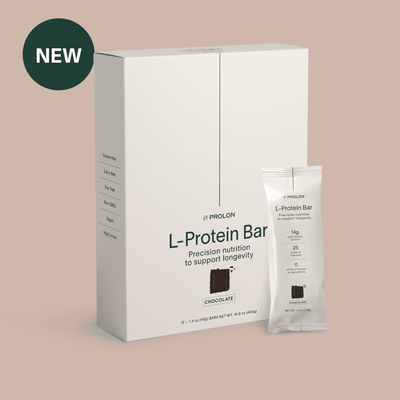 Confezione da 12 barrette Longevity Protein Bar e barretta al cioccolato a base di proteine vegetali vegane, pensata per favorire la forza muscolare e un invecchiamento sano.